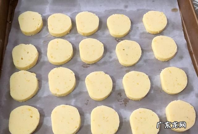 烤饼干不垫油纸可以,烤饼干必须要用油纸