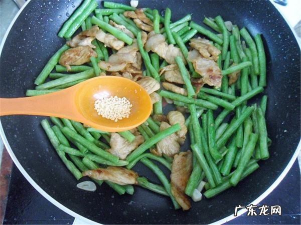 豆角怎么做不变色还绿,长豆角怎么炒好吃