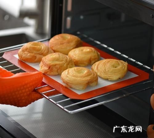 烤箱下面要垫东西,烤箱底下垫什么纸