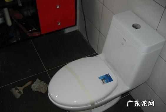 马桶侧边有个窟窿眼是干嘛的,马桶左右两边的小孔用来干什么的
