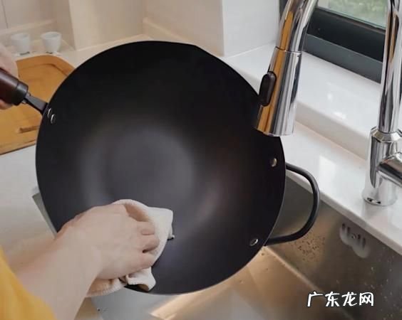 铁锅不能用洗洁精清洗,炒菜锅可以用洗洁精洗