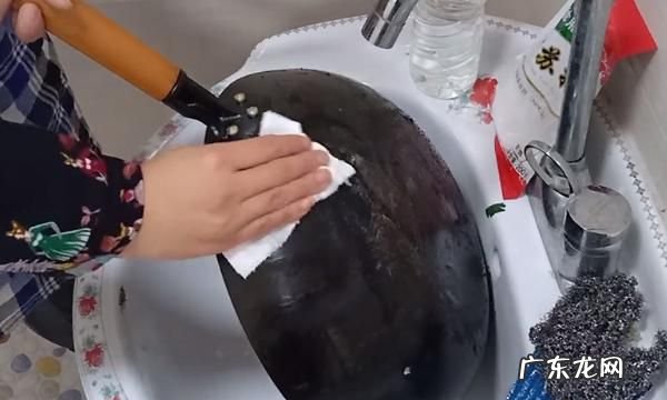 铁锅不能用洗洁精清洗,炒菜锅可以用洗洁精洗