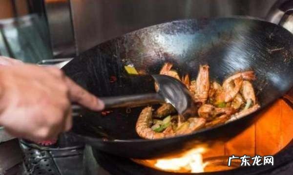 铁锅不能用洗洁精清洗,炒菜锅可以用洗洁精洗