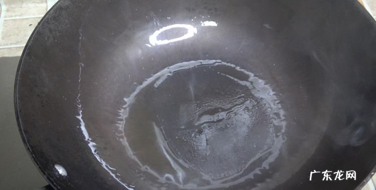 铁锅不能用洗洁精清洗,炒菜锅可以用洗洁精洗