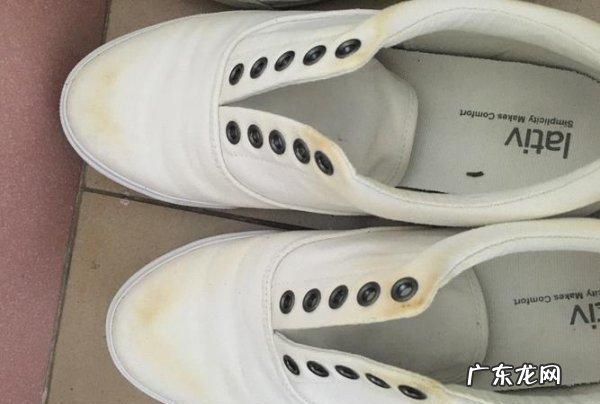 鞋子受潮有黑点怎样洗掉,鞋子受潮发霉起黑点还能穿