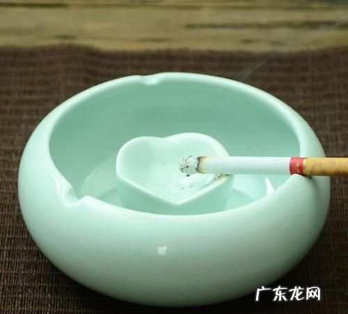 烟灰缸吸在桌子上怎么弄下来,玻璃烟灰缸的烟渍怎么清除