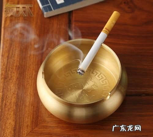 烟灰缸吸在桌子上怎么弄下来,玻璃烟灰缸的烟渍怎么清除