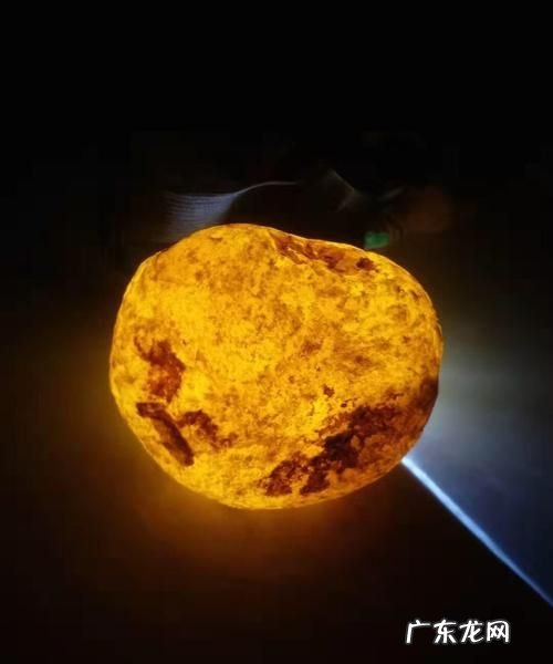 什么石头晚上会发光,夜光石是什么材料做的