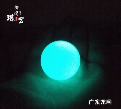 什么石头晚上会发光,夜光石是什么材料做的