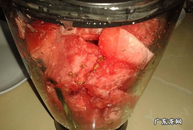 西瓜汁放冰箱第二天可以喝,隔夜的西瓜汁放冰箱能吃