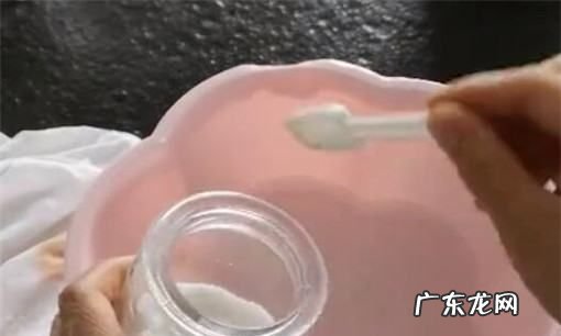 西红柿弄到白色衣服上怎么办,西红柿汁弄在白色衣服上可以洗掉