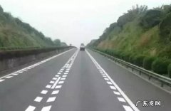 白实线两边的虚线什么意思,路上单白实线啥意思