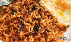 火鸡面属于泡面,火鸡面里面真的添加了麻辣精