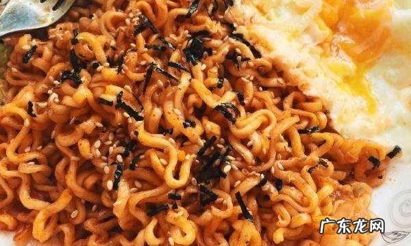 火鸡面属于泡面,火鸡面里面真的添加了麻辣精