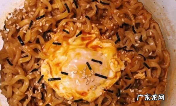 火鸡面属于泡面,火鸡面里面真的添加了麻辣精