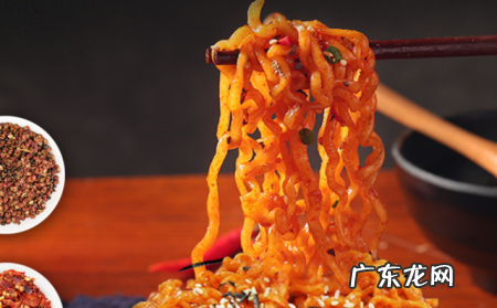 火鸡面属于泡面,火鸡面里面真的添加了麻辣精