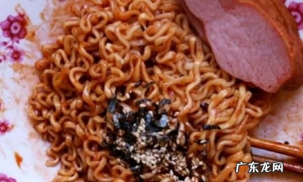 火鸡面属于泡面,火鸡面里面真的添加了麻辣精