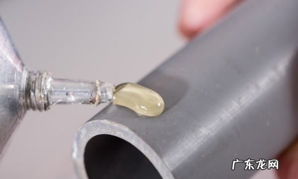 手上沾了三秒胶怎么去除,三秒胶粘在手上怎么才能快速弄干净