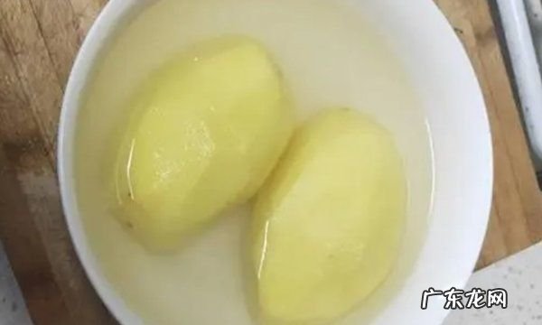 新土豆发绿是怎么回事,新鲜土豆有点发青能吃