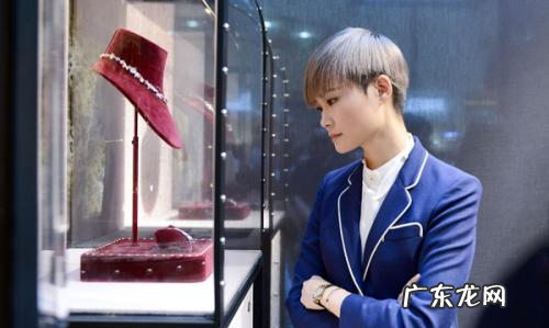 李宇春真的当妈妈了,超女纪敏佳是当兵了