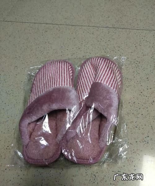 拖鞋会有臭臭的味道什么原因,拖鞋底下有酸臭味是怎么回事