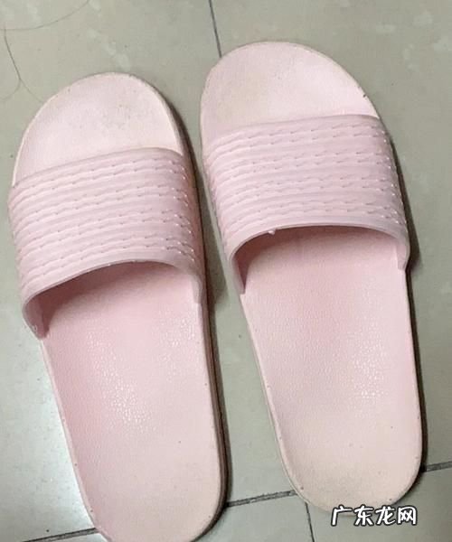 拖鞋会有臭臭的味道什么原因,拖鞋底下有酸臭味是怎么回事