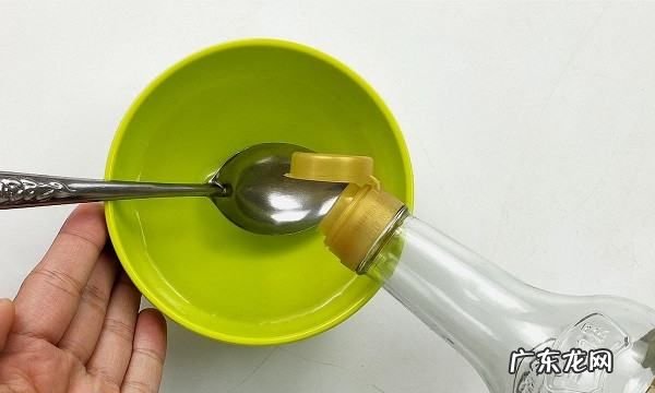 502在手上硬了怎么去除,502胶水滴到手上怎么办 洗掉502胶水的办法