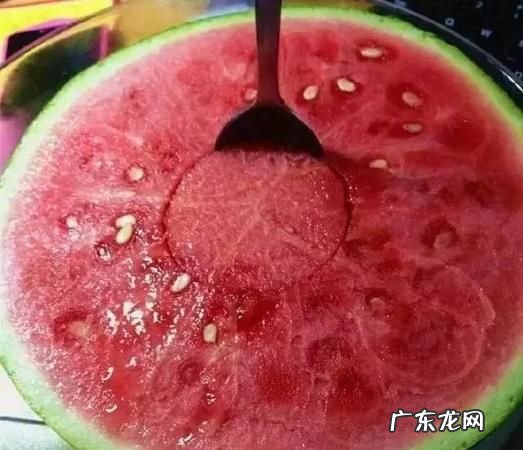 西瓜晚上能不能吃,睡前一小时吃西瓜好