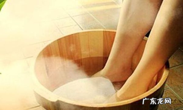 夏天是先泡脚还是先洗澡?,泡完脚后多久洗澡为宜 夏天先泡脚还是先洗澡
