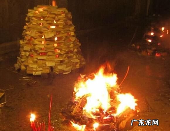 烧周年是当天,二周年纸是当天还是提前