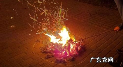 烧周年是当天,二周年纸是当天还是提前