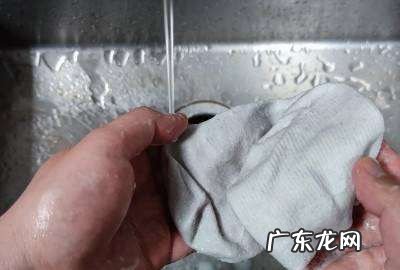 内裤上黄黄的怎么洗掉,内裤上有黄黄的分泌物还有臭味是什么病