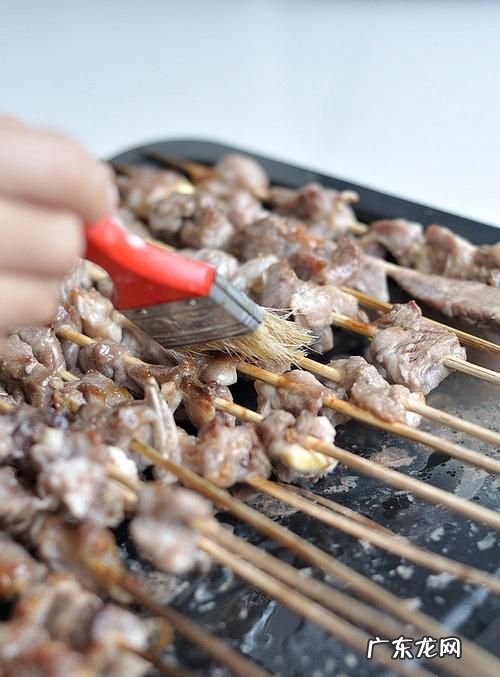 烤羊肉串是先刷油还是后刷油,烧烤先刷油还是先烤干