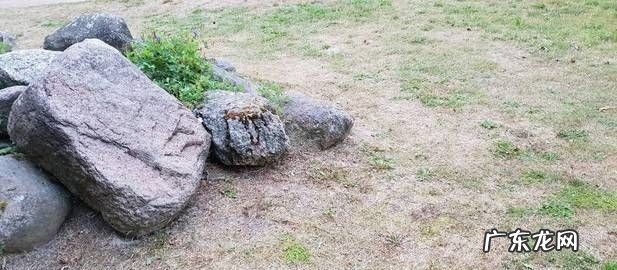 石头怎样的落在地上,石头怎样的落在地上写拟声词