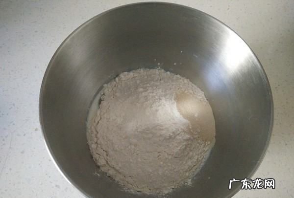 烤箱发酵必须放水吗,烤面包的时候是要加水的