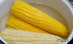 白色玉米煮熟怎么变黄了,为什么白色的玉米棒煮好后变成了黄色的