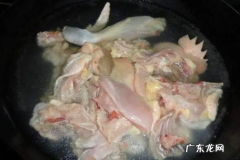 鸡焯水用冷水还是热水,鸡肉焯水是冷水下锅还是热水下锅