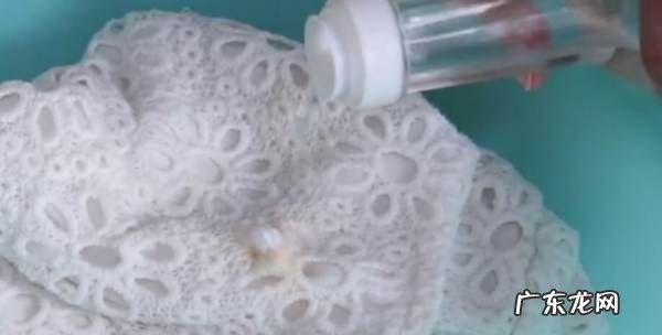 白衣服隔夜油怎么处理,衣服隔夜油污怎么清理干净小妙招