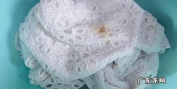 白衣服隔夜油怎么处理,衣服隔夜油污怎么清理干净小妙招
