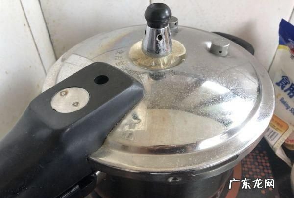 高压锅是一上气就小火,高压锅上汽后要调小火煮多久