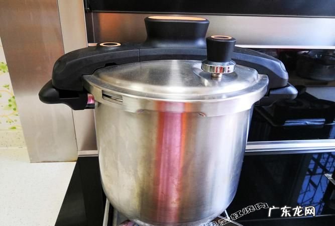 高压锅是一上气就小火,高压锅上汽后要调小火煮多久