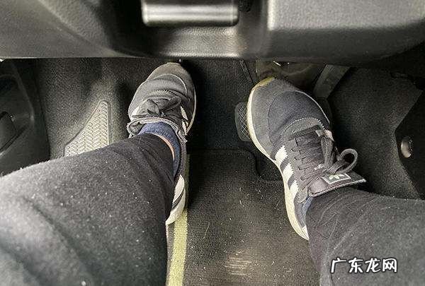 手动挡跟趾如何操作,手动挡的车怎么操作方法