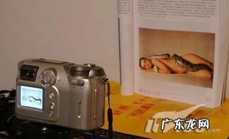 如何翻拍照片看起来像现场拍的,怎么拍照片可以显示时间和地点