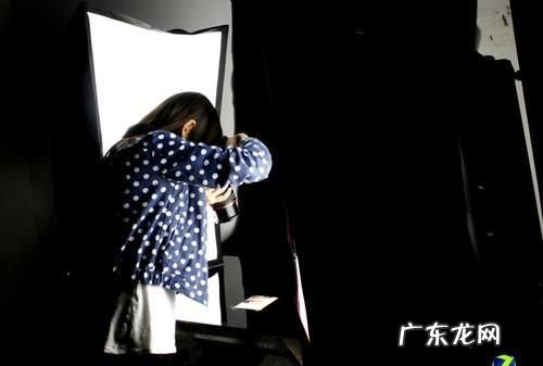 如何翻拍照片看起来像现场拍的,怎么拍照片可以显示时间和地点