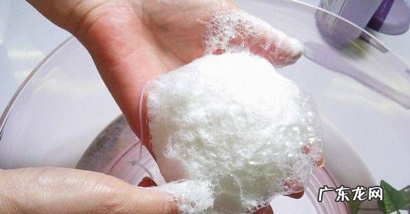 漂白剂可以直接用手洗,漂白水可以用手直接接触