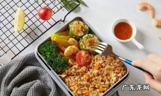 饭盒打不开被吸住了怎么办,饭盒盖子吸住了怎么打开