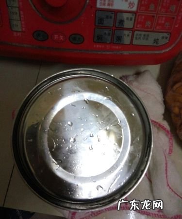 饭盒打不开被吸住了怎么办,饭盒盖子吸住了怎么打开