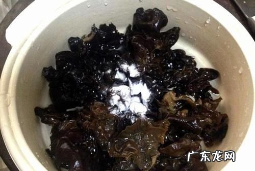 木耳热水泡5分钟可以吃,干木耳泡5分钟能吃