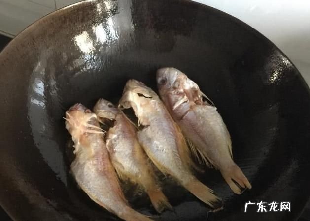 为什么煎鱼会掉皮粘锅,煎鱼为什么粘锅掉皮