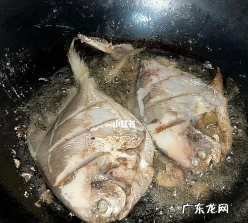 为什么煎鱼会掉皮粘锅,煎鱼为什么粘锅掉皮